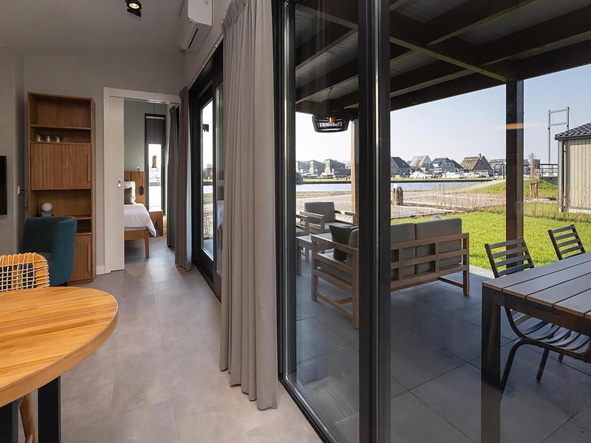 Luxury Docklodge On The Water Delfstrahuizen Kültér fotó